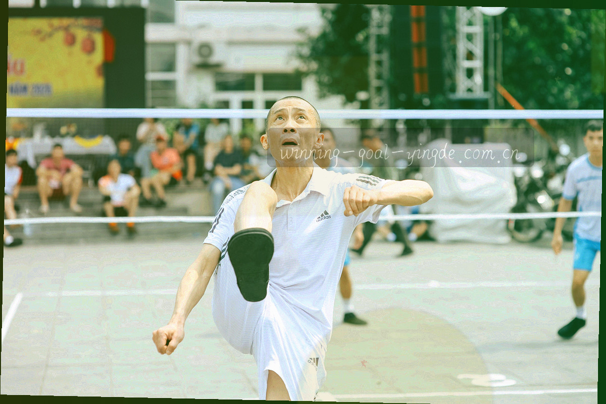 俯视球场草皮纹理与虚线跑动轨迹的抽象示意，无真人出镜